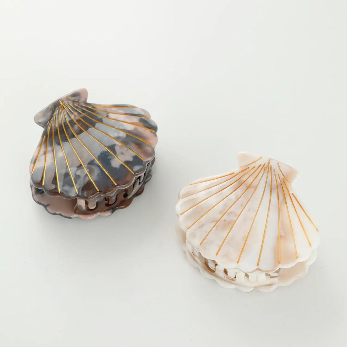 ADORRO small seashell claw clip in calacatta marble pattern