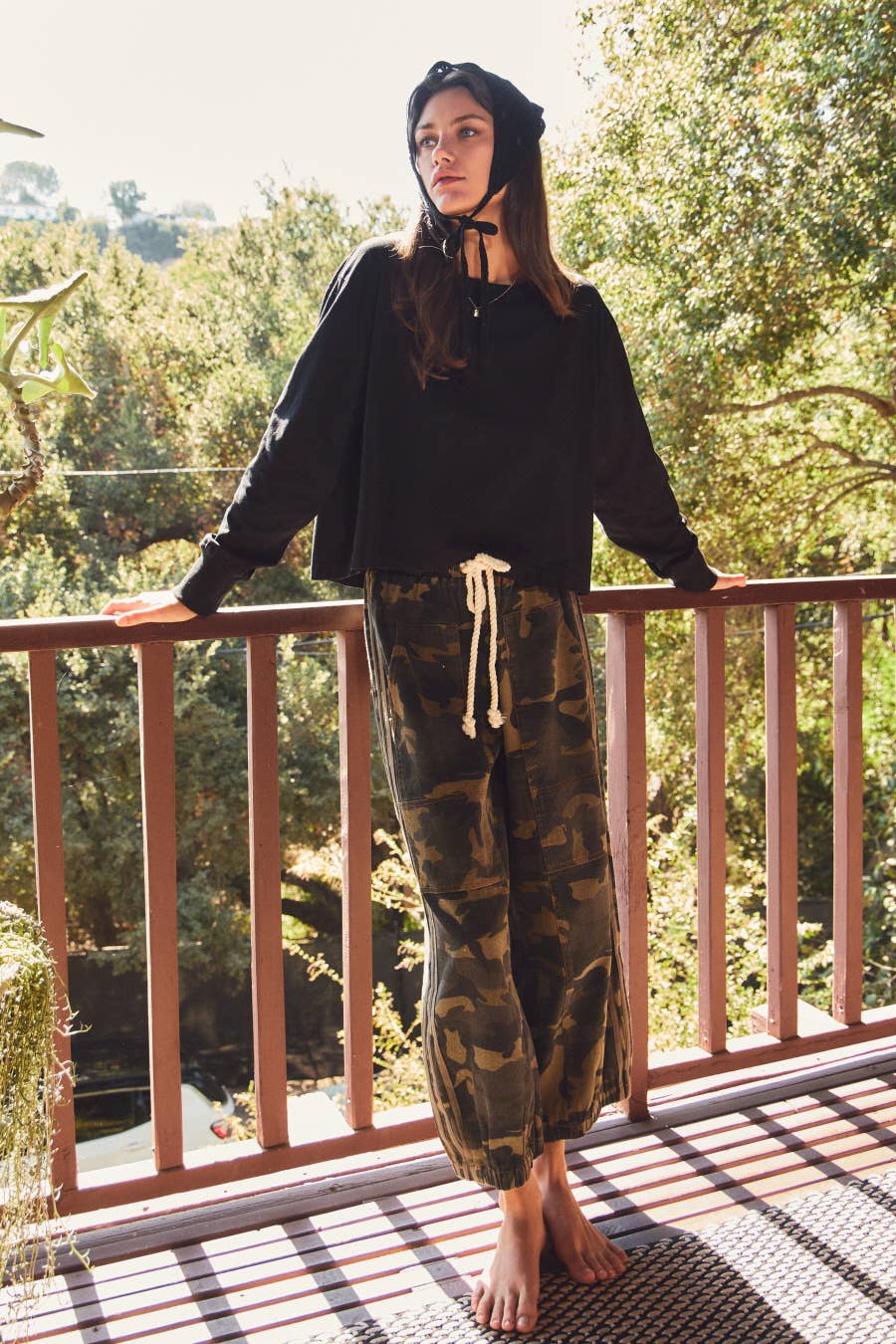 Camo-printed drawstring pants with elastic cuffed hem and contrast side trim