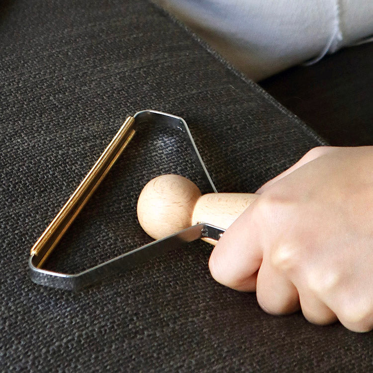 Removing lint from a sweater with Kikkerland Mr. Lint